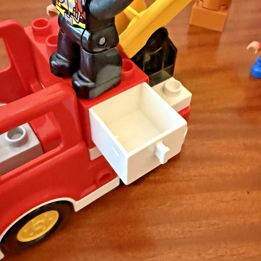 LEGO DUPLO Fire Truck Ladder Rescue Set Figures‎ Tree Cat No Box Complete Set